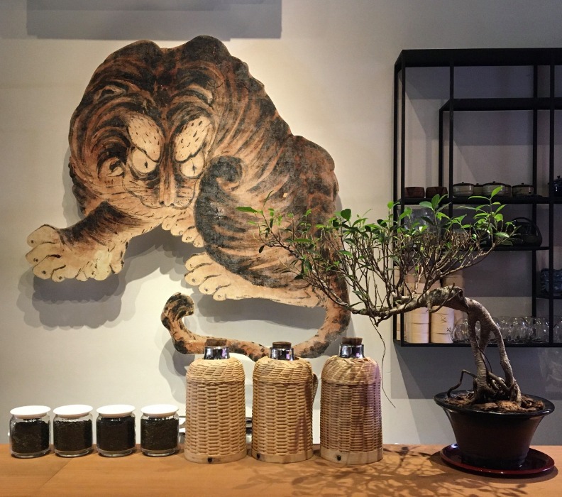 同安樂展示眾多古物,清代名將甘國寶之作,《甘國寶虎》也展示在店內。取自臉書「同安樂二店-同安樂選」。