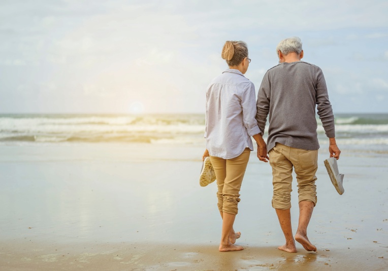 屆齡退休族（60 歲以上）的理財策略要 「保值卻不過份保守」。取自 shutterstock