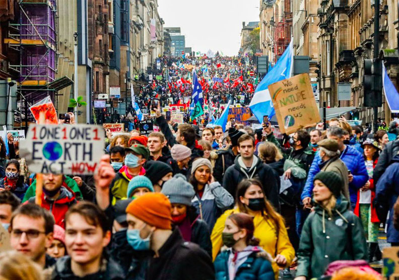 大批群眾於格拉斯哥COP26氣候峰會外展開示威遊行。取自Greta Thunberg twitter