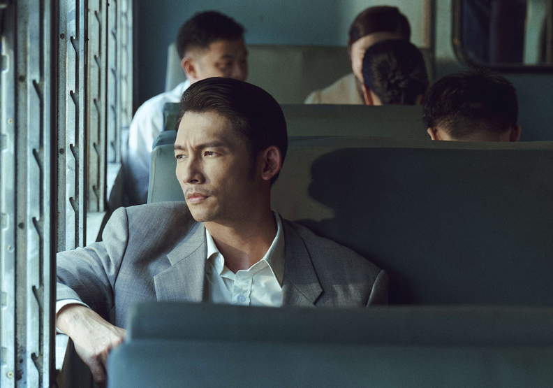 溫昇豪飾演一個由化肥廠經理淪為一個小翻譯的失意戰俘。公視