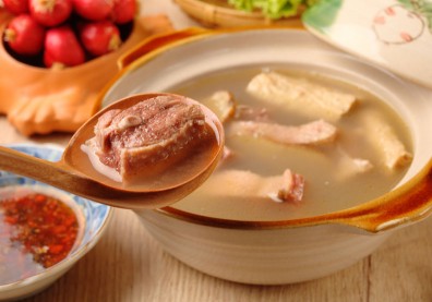 冬令進補吃羊肉爐、薑母鴨？防嘴破便祕，記得加蘿蔔、大白菜