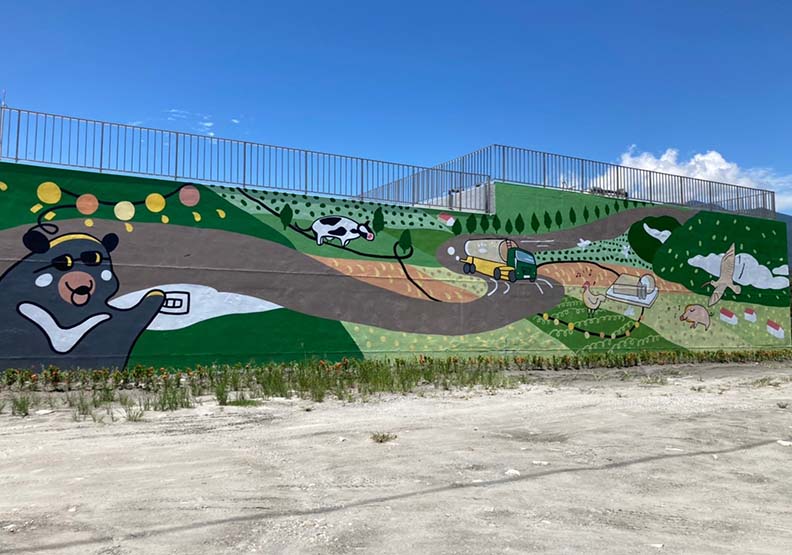 沼氣發電設施外牆彩繪,花蓮縣政府提供。