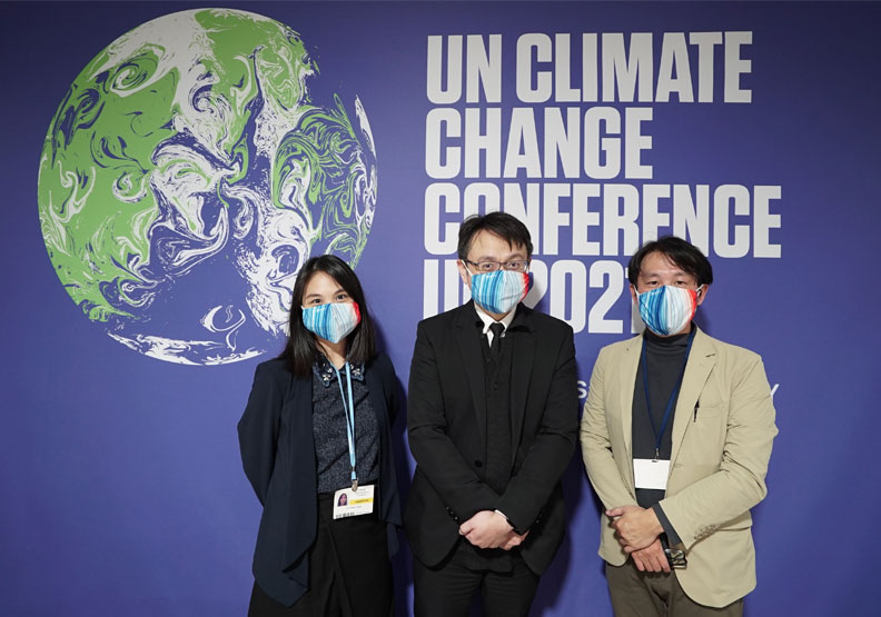 台達基金會同仁連續14年參與COP大會,基金會執行長張楊乾(中)8日於COP26周邊會議中分享低碳交通的經驗。台達電提供