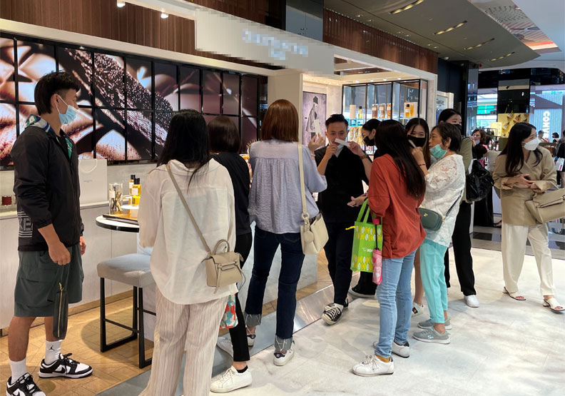 購物成癮的族群中,常有焦慮症、憂鬱症或躁鬱症的病人,他們會透過購物作為情緒抒發的途徑進行「自我治療」。萬芳醫院提供