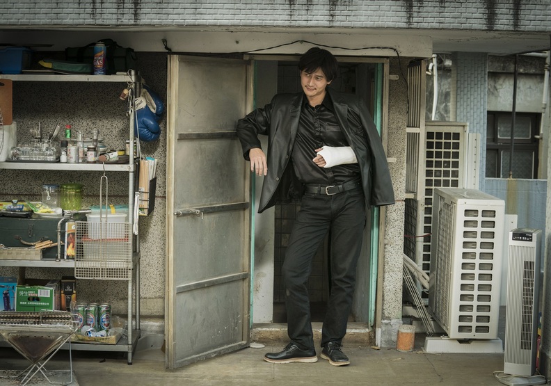 劉冠廷的角色造型像極了《無間道》裡的陳永仁。良人行