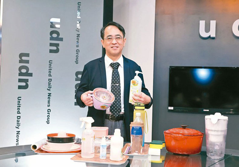 毒物科專家顏宗海分享使用保溫杯、塑膠容器注意事項。記者曾原信/攝影,擷取自聯合新聞網