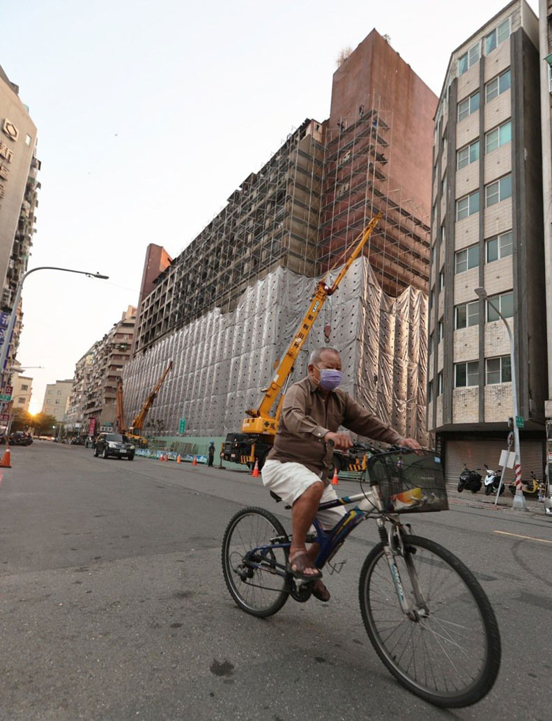 城中城火火奪走46條人命，是高雄有史以來死傷最嚴重火災，燒出老舊大樓無管委會問題，催生出「高雄市公寓大廈輔導管理自治條例」。聯合新聞網提供