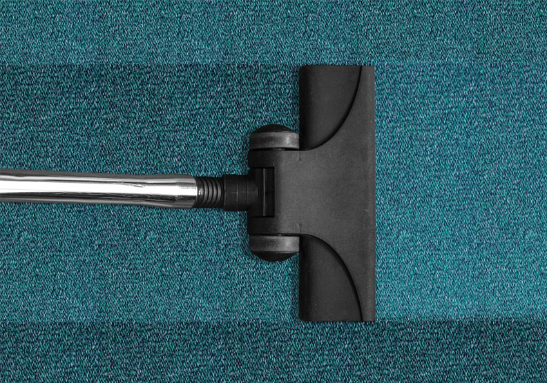 毯上的髒汙不僅僅是污垢和頭髮而已,地毯中有95%的生物體都是細菌,它們將會導致嚴重的感染和疾病。Pixabay by jarmoluk