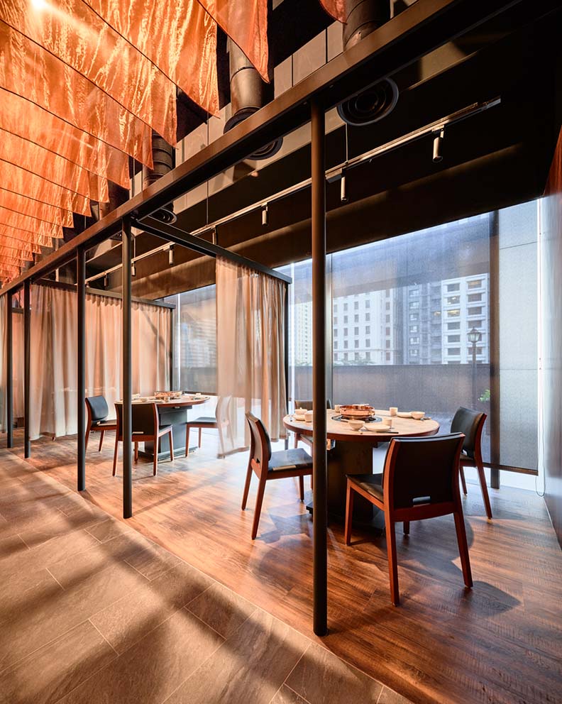 沿襲品牌調性,選用金屬與竹林為主要元素,橘色涮涮屋提供。