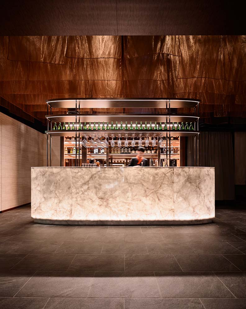 由日本知名國際建築師丹下憲孝親自操刀設計,呈現東方禪意與摩登現代和諧之美。橘色涮涮屋提供。