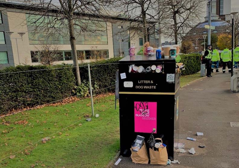 在格拉斯哥市區,不時撞見缽盆滿溢的垃圾桶,台達電子文教基金會提供。