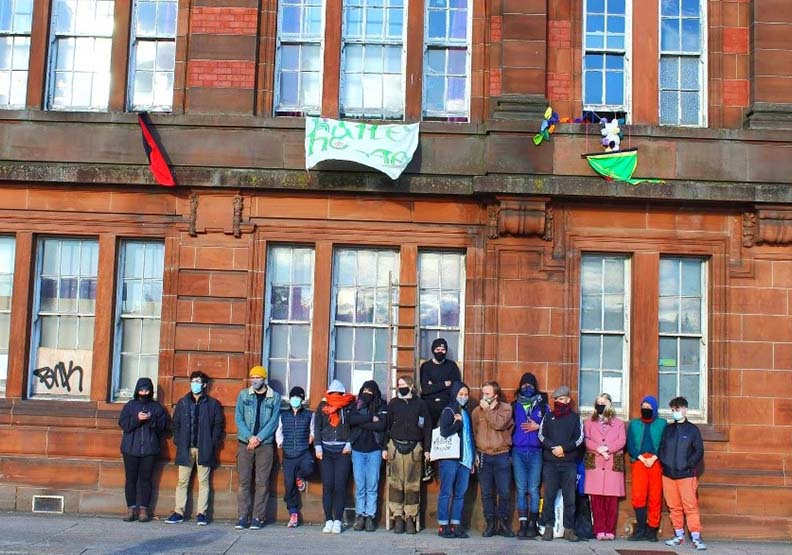 為抗議高房價剝削,有環保人士發起Baile Hoose占領行動,取自推特。