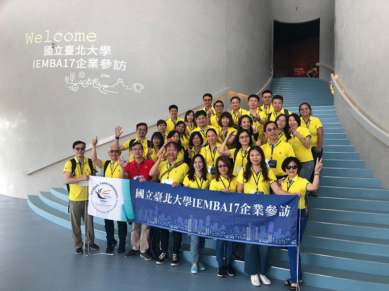 學校規劃企業參訪增進產業、知識、管理和情感的交流。