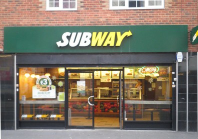 稱鮪魚產品驗出雞豬牛肉，美消費者將Subway告上法院