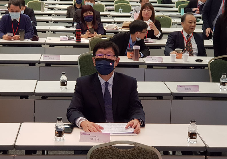 鴻海董事長劉揚偉預期11、12月營收會較10月成長。毛凱恩攝