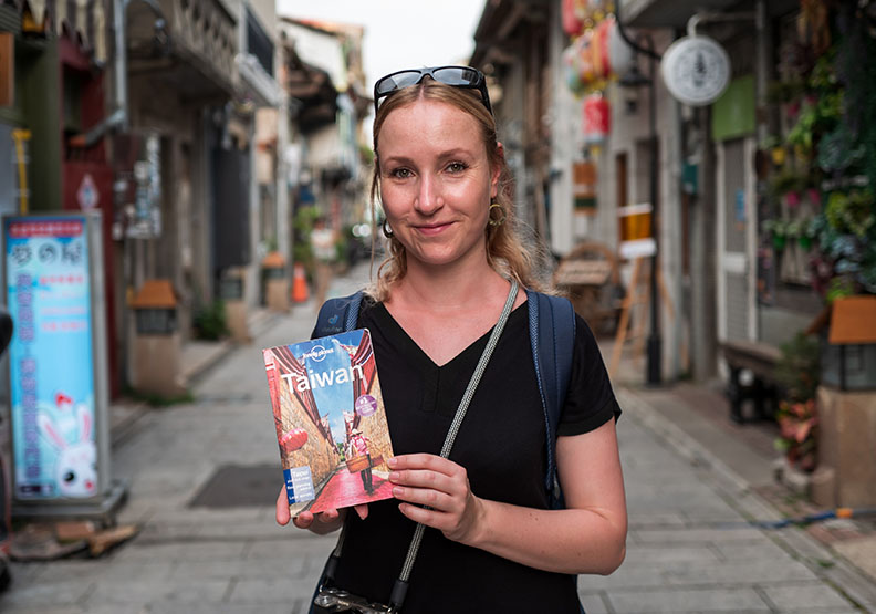 台北入選知名旅遊指南 《Lonely Planet》 2022年全球最佳旅遊勝地，圖為2017年出版的《Lonely Planet Taiwan》。圖／by shutterstock