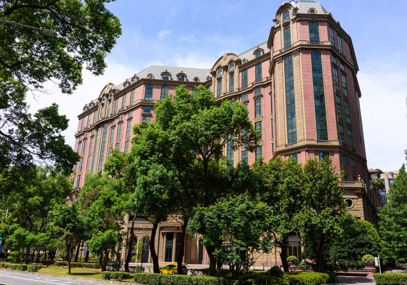 著名林蔭大道──敦化南北路。Flickr by 玄 史生