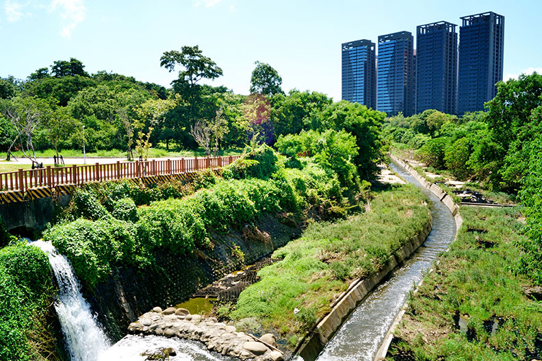 後勁溪沿岸如今已成為高雄市民生活中的理想休閒水岸。