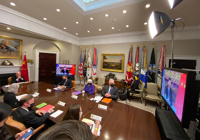 拜登在白宮的羅斯福廳進行視訊會議。取自Jenny Leonard twitter