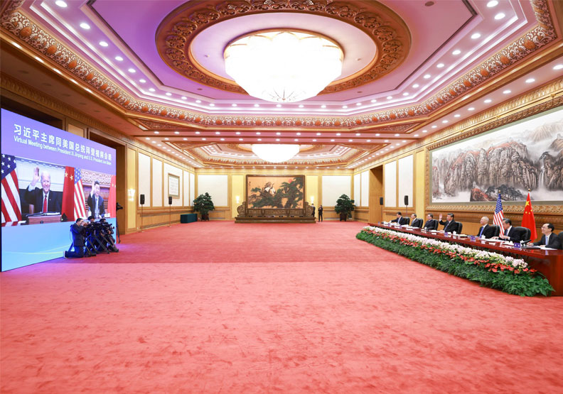 習近平在人民大會堂一間會議室進行視訊會議。取自Hua Chunying 华春莹twitter