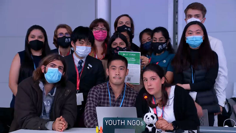 正在發表干預演說的UNFCCC的九大官方公民社群青年非政府組織社群代表。擷取自COP26閉幕式