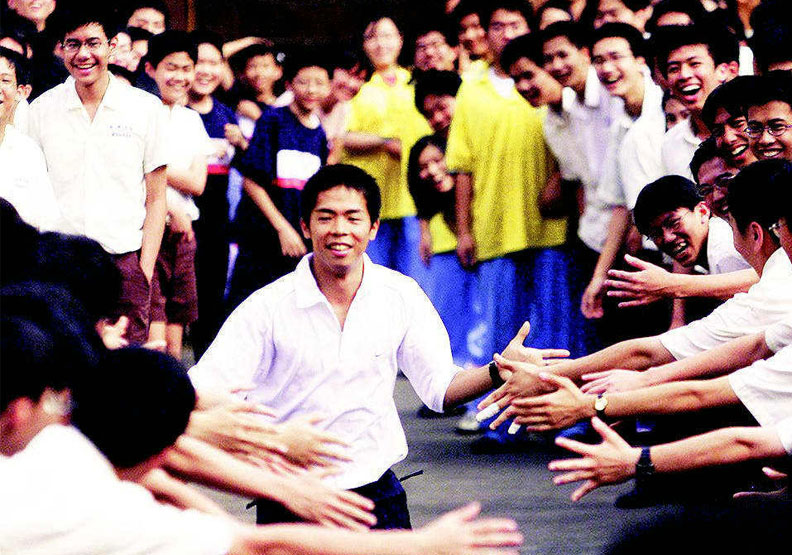 林義傑2002年征服撒哈拉沙漠,方濟中學師生與有榮焉,當年還夾道和林義傑擊掌慶祝他凱旋歸來。聯合新聞網提供