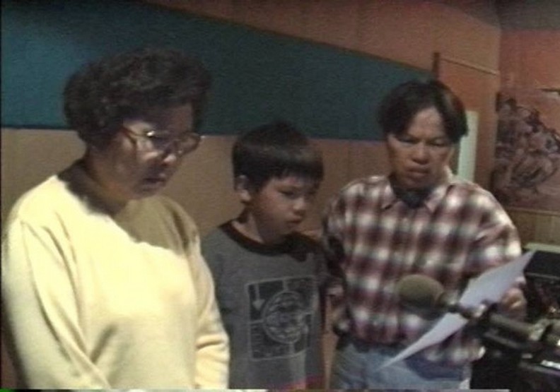 文英阿姨與豆豆莊博文配音，王小棣導演在旁指導。稻田電影