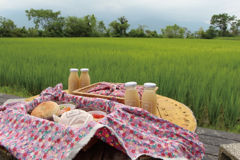透過推動從產地到餐桌活動,學習與土地共存,臺東也催生了土生土長的「時令餐桌節」市集。圖片來源:《慢經濟in臺東》