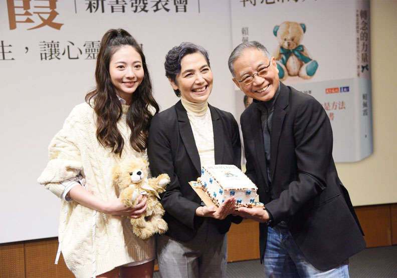 賴佩霞（中）與丈夫謝志鴻（右），女兒謝沛恩（左）。天下文化出版提供