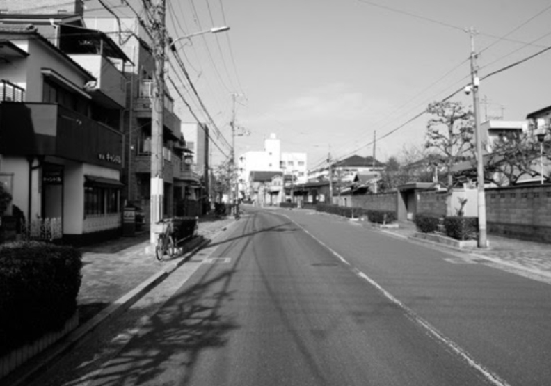 咖啡店前方的雙線道非常寬敞,老闆表示以前其實更寬,設人行道後稍微限縮了一點。行人出版提供。