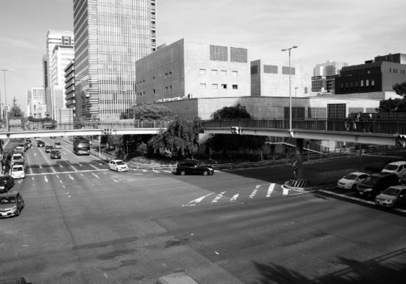 圖為名古屋市櫻通和伏見通的交叉路口,這2條路也屬於疏開道路,幹線道共50公尺寬,雖然對交通物流極為方便,但對行人和自行車卻很不友善。行人出版提供。