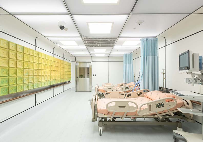 由TDRI統籌、小智研發設計之MAC Ward智慧防疫病房,台灣設計研究院提供。