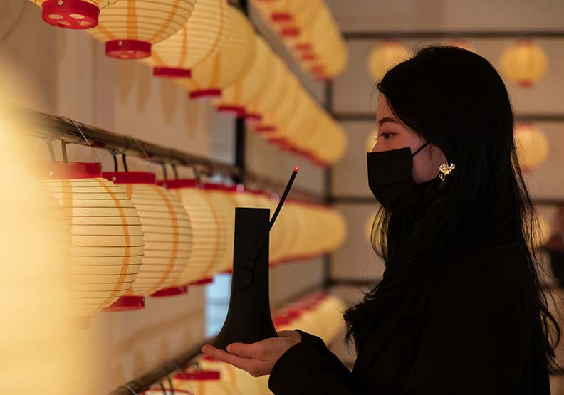 2021年倫敦設計雙年展台灣館《Swingphony》展場的燈籠與節拍器設計,台灣設計研究院提供。