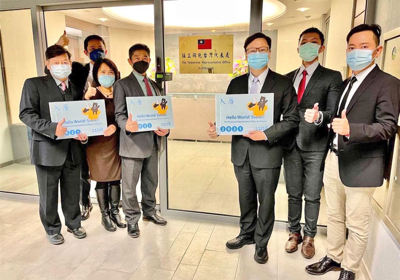 圖／駐立陶宛台灣代表處於18日正式掛牌。取自外交部 Ministry of Foreign Affairs, ROC (Taiwan) twitter