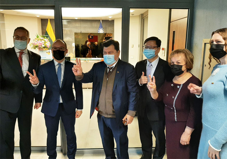 立陶宛多位國會議員親訪駐立陶宛台灣辦事處。取自ŽygimantasPavilionis twitter