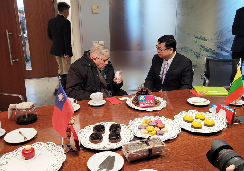 立陶宛「國父」維陶塔斯．藍斯柏吉斯（左）也親訪台灣辦事處。取自Finbarr Bermingham twitter