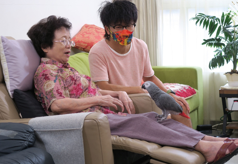 鸚鵡多多意外成為神隊友,是陪伴唐胡菊雲的好幫手。