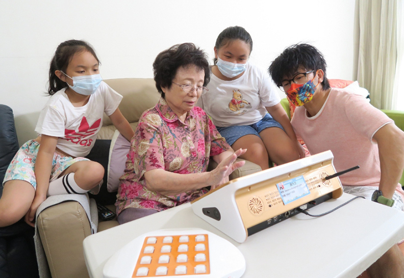 媽媽每天玩遊戲,維持反應力、記憶力與認知能力。