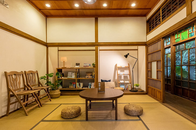 讀者可於誠品書店基隆期間限定店規劃的閱讀區席地而坐、倚窗閱讀，享受陽光灑落的靜謐午後。（圖／誠品）