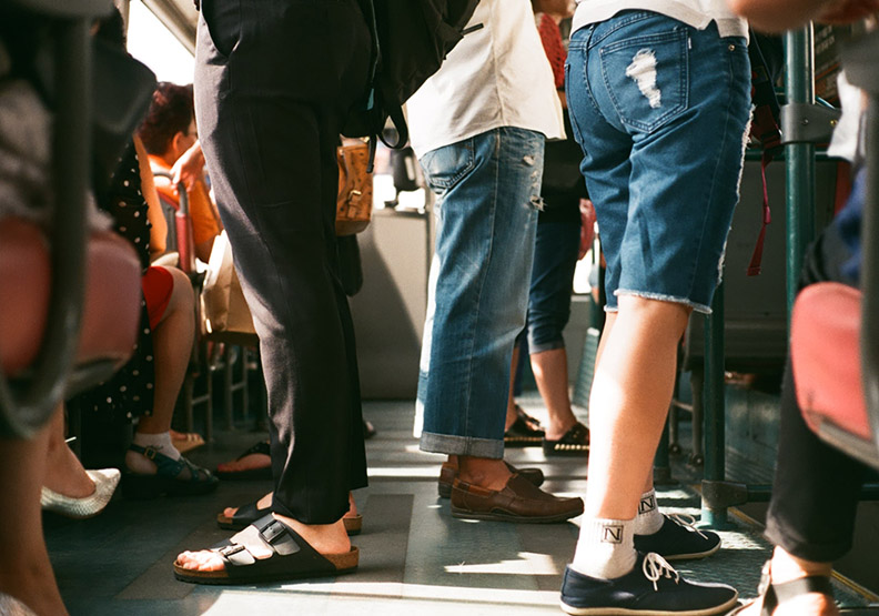 任何人需要座位，都有權也理應說出自己的需求。僅為情境圖，取自pexels