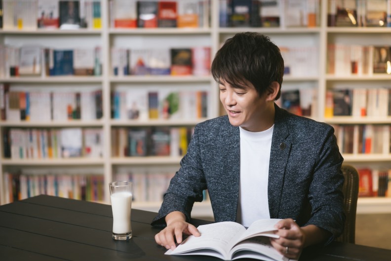 謝哲青經歷過那段把牛奶當水喝的日子，對紐西蘭乳品的味道、口感都非常熟悉。不管身在哪裡，只要一喝到，馬上就能辨認。