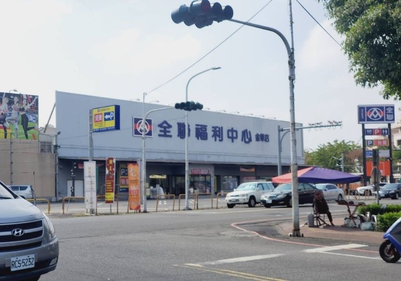 位於台南新營,過去是全買超市,由全聯接手成為新營金華店,沈瑜攝。
