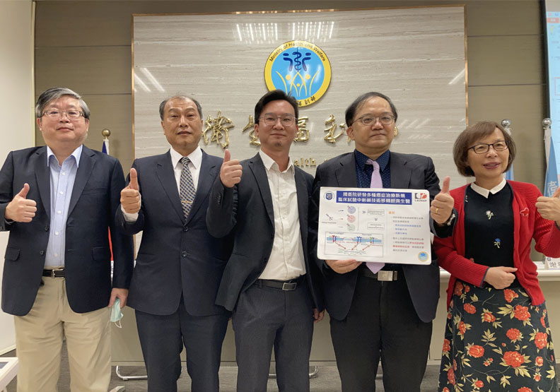 左起依序為國衛院生藥所張俊彥所長、朗齊生醫柯俊北董事、陳丘泓總經理、國衛院生藥所謝興邦研究員、吳秀英主秘。取自國衛院官網