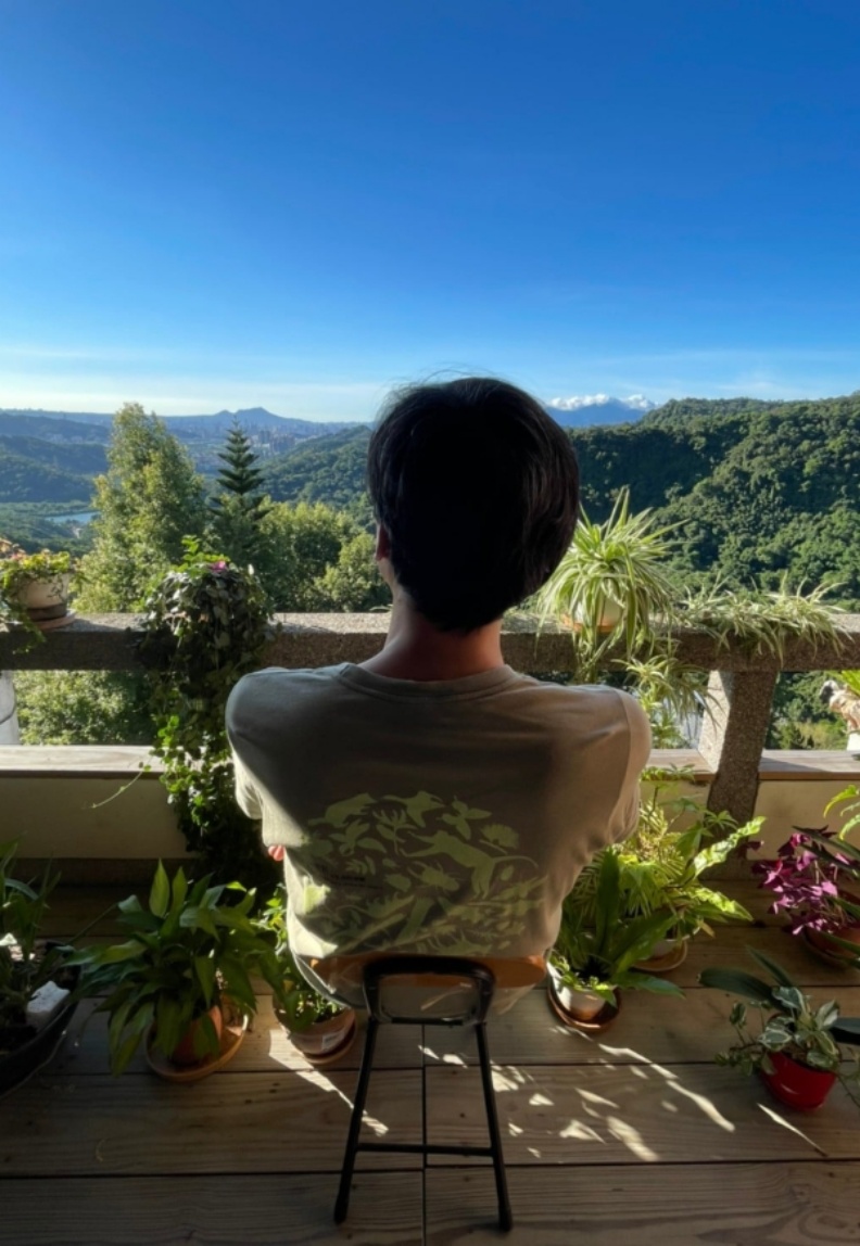 理想的老後不必花大錢,坐在窗邊看風景,也是生活的美好片刻。取自50+ FiftyPlus