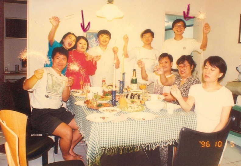 從年輕時辦讀書會開始，李偉文常招待朋友到家中聚會。後排右一為李偉文。取自50+ FiftyPlus