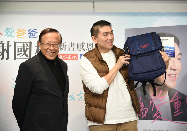 遠見.天下文化事業群創辦人高希均(左)與謝國樑。天下文化提供