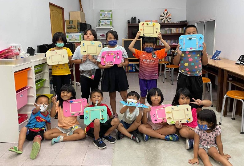 中華電信基金會提供了超過800份手作材料包,鼓勵數位好厝邊的長輩陪伴孩子們一起DIY,傳遞有溫度的陪伴。(中華電信基金會提供)
