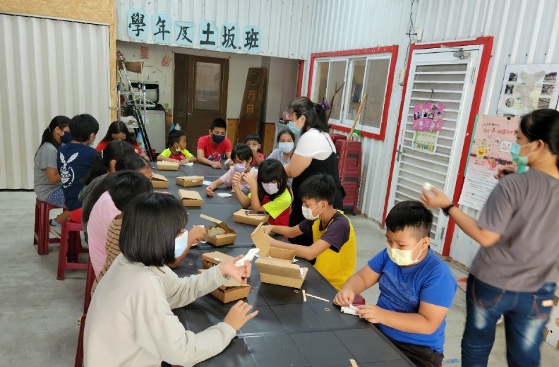 結合環保、染織文化及公益服務主題,推出「玩具相框」、「植物染」及「手工皂」手作體驗,用陪伴創造溫暖的記憶。(中華電信基金會提供)