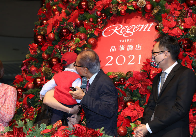 潘思亮感性的在台上親吻老婆兒子。蘇義傑攝