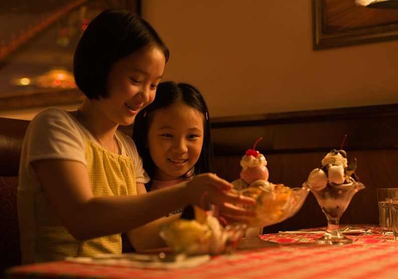 從小在美國學校成長的方郁婷英文流利。傳影互動